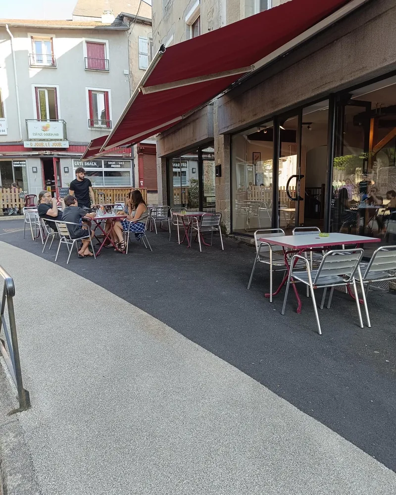 La terrasse pendant la fête du village