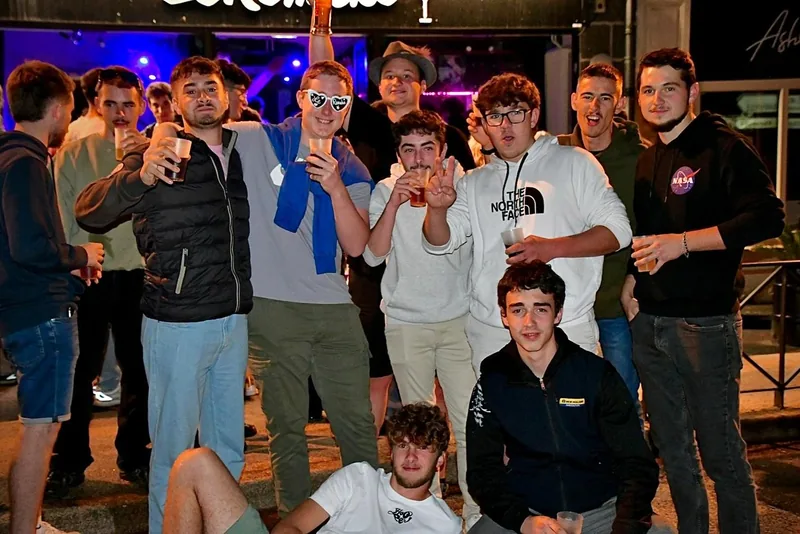 Devant l'enseigne lumineuse