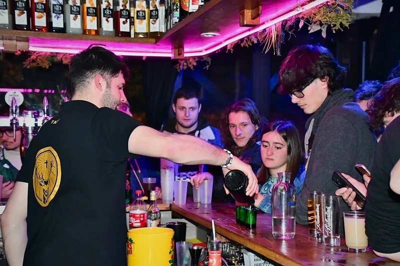 Au shaker derrière le comptoir