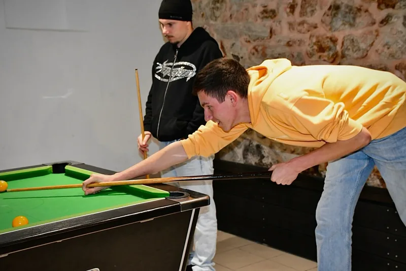 Partie de billard dans la salle