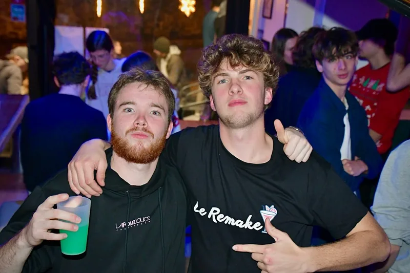 Guirlandes de Noël et t-shirt du bar