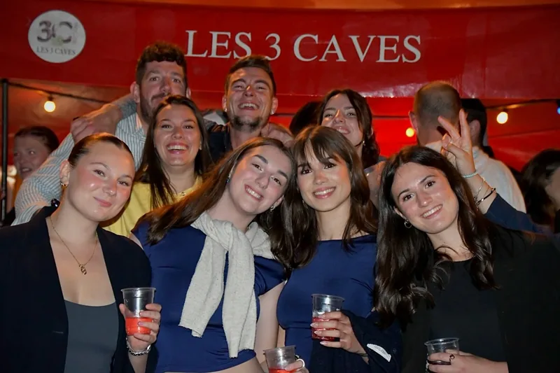 Groupe d'amis sous la tente de la fête