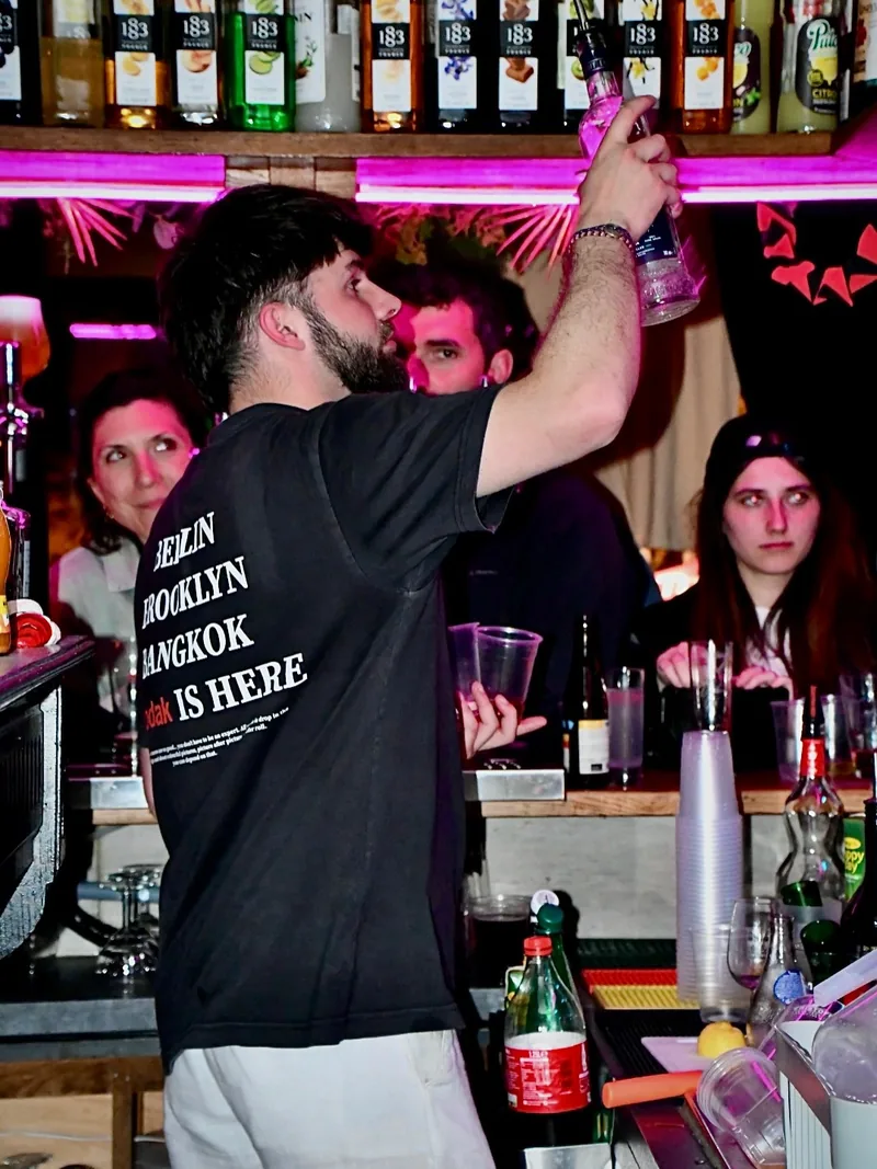 Service au bar, lumière rose