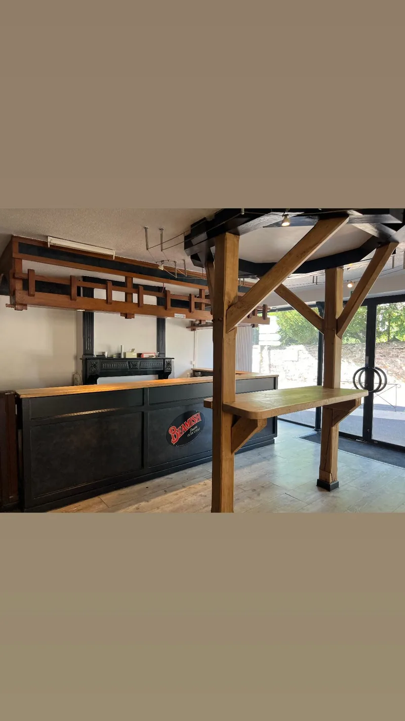 Le comptoir avant l'ouverture, charpente apparente